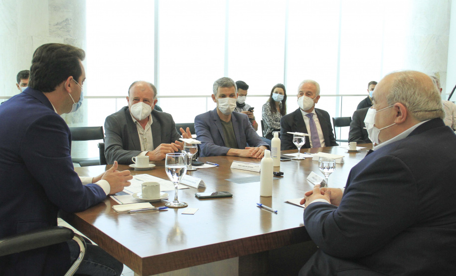 O Contorno Sul de Curitiba ficará mais seguro para motoristas e pedestres. O trecho de 14,6 quilômetros, entre as intercessões com a BR-277 (km 587) e a Linha Verde (km 601), vai receber nova iluminação, toda em LED. O edital que dá início ao processo de intervenção foi lançado nesta segunda-feira (27), em cerimônia no Palácio Iguaçu, pelo governador Carlos Massa Ratinho Junior e o prefeito da Capital, Rafael Greca. Foto: Gustavo Pontes/SEDU