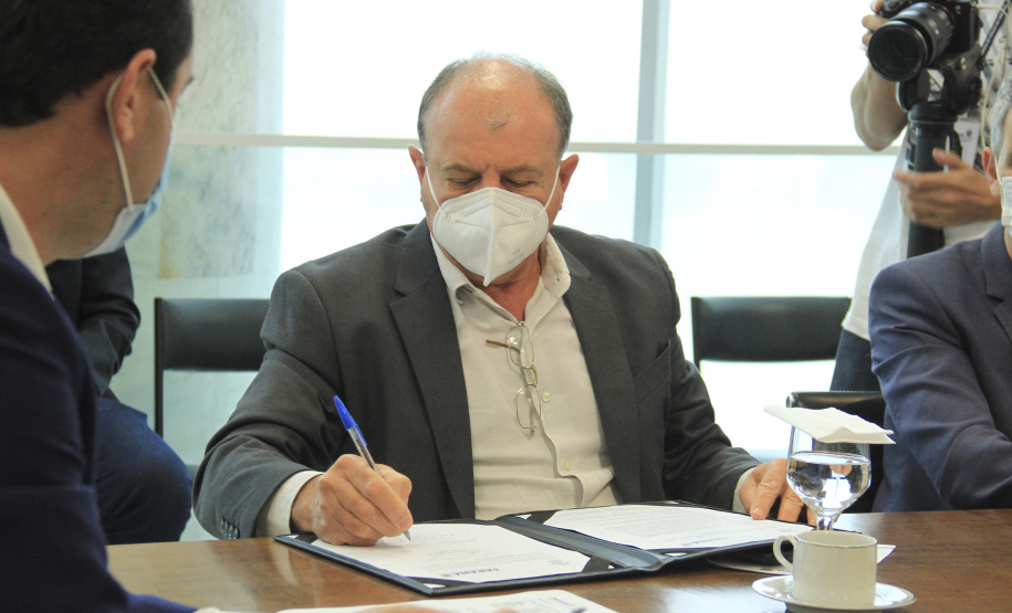 O Contorno Sul de Curitiba ficará mais seguro para motoristas e pedestres. O trecho de 14,6 quilômetros, entre as intercessões com a BR-277 (km 587) e a Linha Verde (km 601), vai receber nova iluminação, toda em LED. O edital que dá início ao processo de intervenção foi lançado nesta segunda-feira (27), em cerimônia no Palácio Iguaçu, pelo governador Carlos Massa Ratinho Junior e o prefeito da Capital, Rafael Greca. Foto: Gustavo Pontes/SEDU