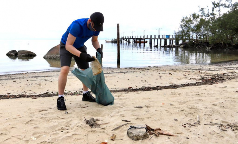 Nesta segunda-feira (27), 18 voluntários participaram da ação de limpeza de praias nas comunidades de Europinha e Ilha do Teixeira, no entorno dos portos de Paranaguá e Antonina, na Baía de Paranaguá. - Paranaguá, 27/09/2021  -  Foto: Claudio Neves/Portos do Paraná