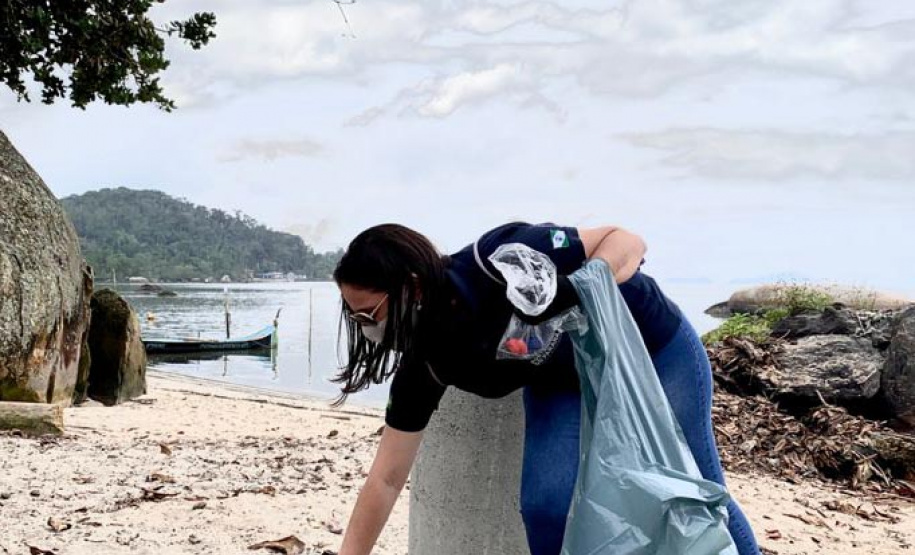 Nesta segunda-feira (27), 18 voluntários participaram da ação de limpeza de praias nas comunidades de Europinha e Ilha do Teixeira, no entorno dos portos de Paranaguá e Antonina, na Baía de Paranaguá. - Paranaguá, 27/09/2021  -  Foto: Claudio Neves/Portos do Paraná