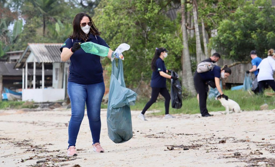 Nesta segunda-feira (27), 18 voluntários participaram da ação de limpeza de praias nas comunidades de Europinha e Ilha do Teixeira, no entorno dos portos de Paranaguá e Antonina, na Baía de Paranaguá. - Paranaguá, 27/09/2021  -  Foto: Claudio Neves/Portos do Paraná