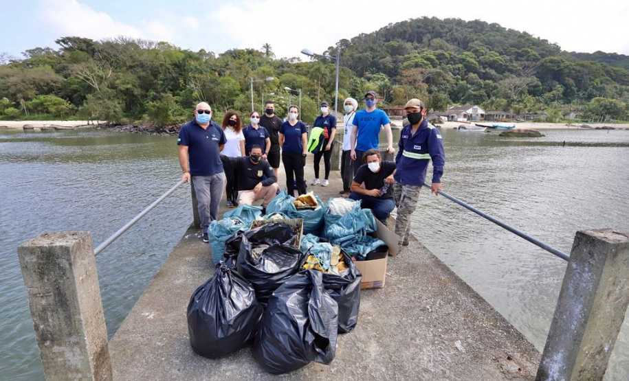 Nesta segunda-feira (27), 18 voluntários participaram da ação de limpeza de praias nas comunidades de Europinha e Ilha do Teixeira, no entorno dos portos de Paranaguá e Antonina, na Baía de Paranaguá. - Paranaguá, 27/09/2021  -  Foto: Claudio Neves/Portos do Paraná