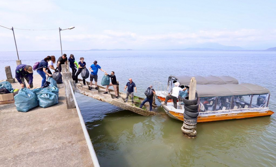 Nesta segunda-feira (27), 18 voluntários participaram da ação de limpeza de praias nas comunidades de Europinha e Ilha do Teixeira, no entorno dos portos de Paranaguá e Antonina, na Baía de Paranaguá. - Paranaguá, 27/09/2021  -  Foto: Claudio Neves/Portos do Paraná