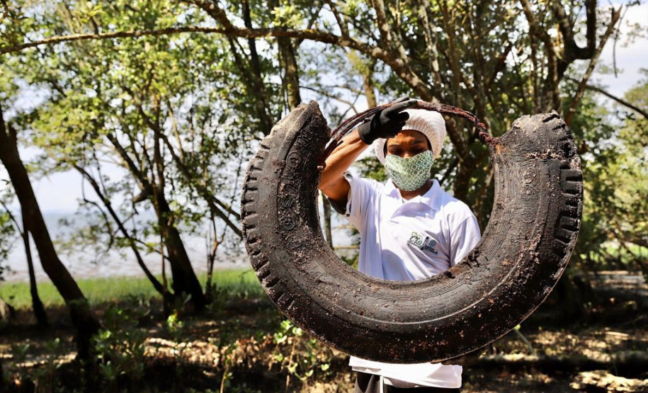 Nesta segunda-feira (27), 18 voluntários participaram da ação de limpeza de praias nas comunidades de Europinha e Ilha do Teixeira, no entorno dos portos de Paranaguá e Antonina, na Baía de Paranaguá. - Paranaguá, 27/09/2021  -  Foto: Claudio Neves/Portos do Paraná