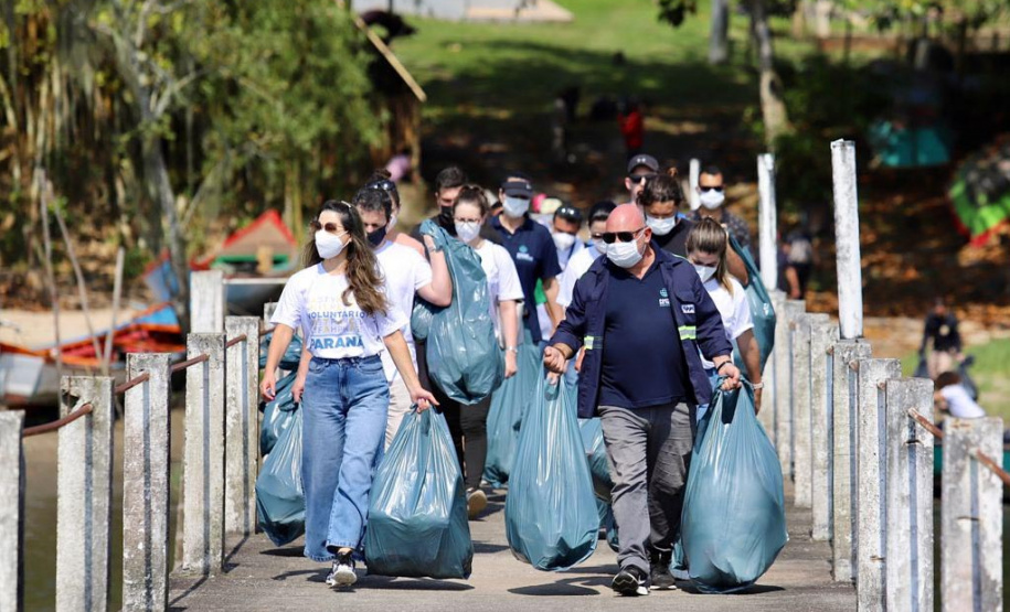 Nesta segunda-feira (27), 18 voluntários participaram da ação de limpeza de praias nas comunidades de Europinha e Ilha do Teixeira, no entorno dos portos de Paranaguá e Antonina, na Baía de Paranaguá. - Paranaguá, 27/09/2021  -  Foto: Claudio Neves/Portos do Paraná