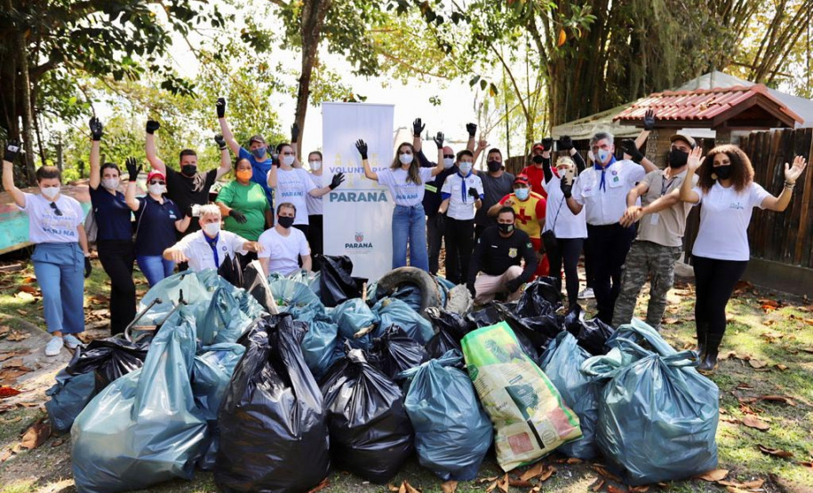 Nesta segunda-feira (27), 18 voluntários participaram da ação de limpeza de praias nas comunidades de Europinha e Ilha do Teixeira, no entorno dos portos de Paranaguá e Antonina, na Baía de Paranaguá. - Paranaguá, 27/09/2021  -  Foto: Claudio Neves/Portos do Paraná