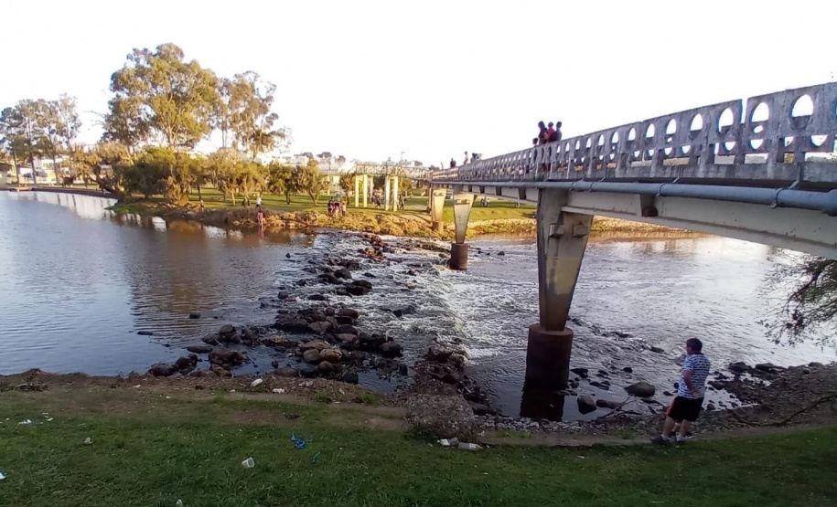 O Instituto Água e Terra (IAT), vinculado à Secretaria do Desenvolvimento Sustentável e do Turismo (Sedest), continua com fiscalizações para identificar a origem da aparição de peixes mortos no rio Iapó, nas proximidades da cidade de Castro, nos Campos Gerais. Curitiba, 27/09/2021  -  Foto: IAT