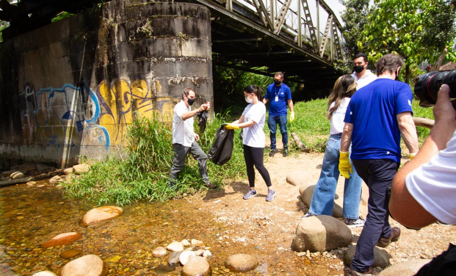 Em Morretes, cerca de 250 quilos de resíduos foram retirados das margens do rio. Evento marcou o início da semana do Voluntariado e  teve a participação da primeira-dama Luciana Saito Massa e do presidente da Sanepar, Claudio Stabile  -  Curitiba, 27/09/2021  -  Foto: André Thiago/Sanepar