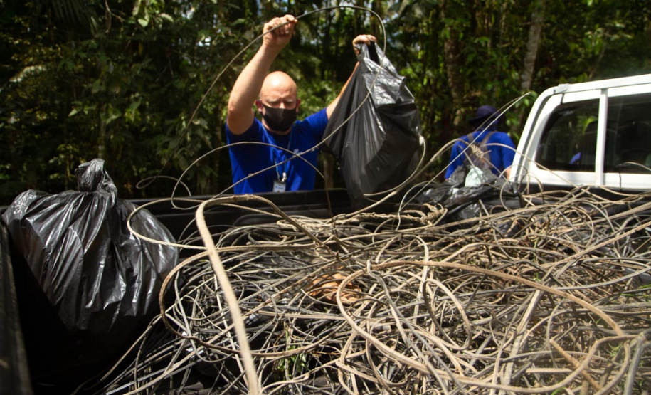 Em Morretes, cerca de 250 quilos de resíduos foram retirados das margens do rio. Evento marcou o início da semana do Voluntariado e  teve a participação da primeira-dama Luciana Saito Massa e do presidente da Sanepar, Claudio Stabile  -  Curitiba, 27/09/2021  -  Foto: André Thiago/Sanepar