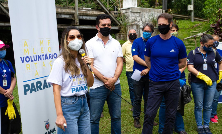 Em Morretes, cerca de 250 quilos de resíduos foram retirados das margens do rio. Evento marcou o início da semana do Voluntariado e  teve a participação da primeira-dama Luciana Saito Massa e do presidente da Sanepar, Claudio Stabile  -  Curitiba, 27/09/2021  -  Foto: André Thiago/Sanepar