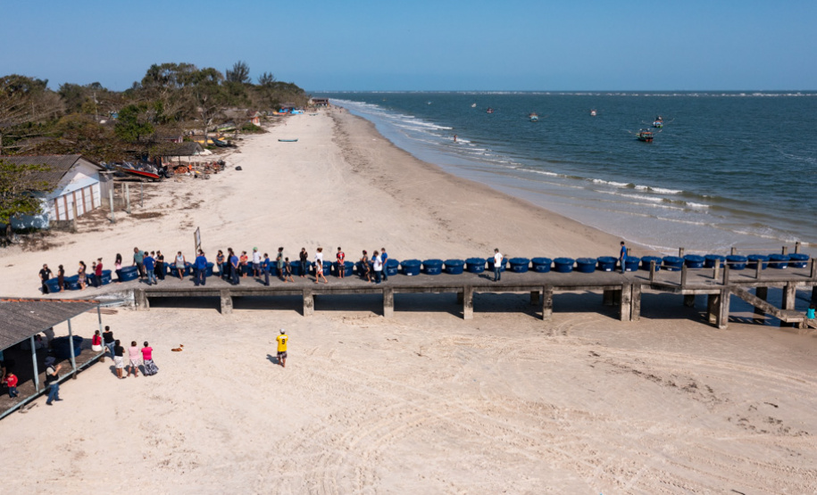 Sanepar distribui 160 caixas d´água para famílias na região de Guaraqueçaba. Foto: Sanepar