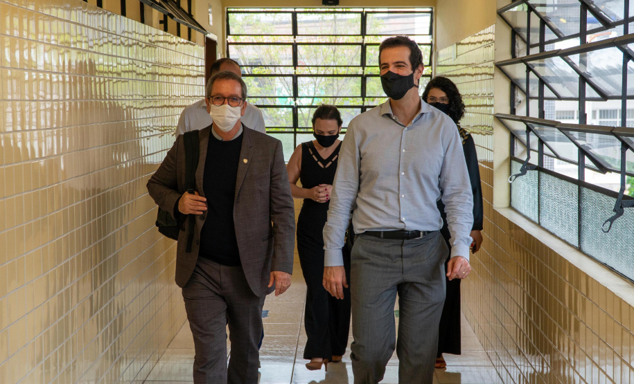 Secretário Renato Feder acompanha o Secretário do MEC Mauro Rabelo e equipe em visita ao Colégio Estadual Pedro Macedo, em Curitiba - 27/09/2021. - Foto: Anderson Pedroso/Seed-PR