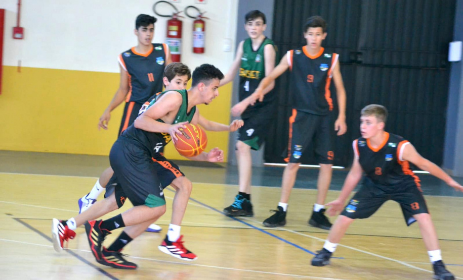 A 33ª edição dos dos Jogos da Juventude do Paraná seguiu com as suas competições no último final de semana. As 12 regionais tiveram partidas de futsal, basquete, handebol e vôlei. Ao todo, foram 270 jogos, sendo 133 do futsal, 66 do vôlei, 37 do handebol e 34 do basquete.  -  Curitiba, 27/09/2021  -  Foto: Paraná Esporte
