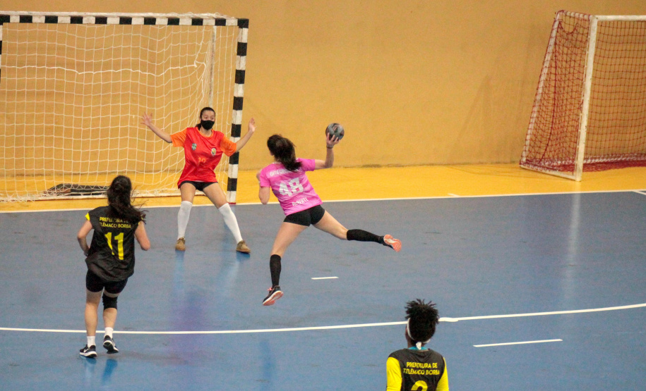 A 33ª edição dos dos Jogos da Juventude do Paraná seguiu com as suas competições no último final de semana. As 12 regionais tiveram partidas de futsal, basquete, handebol e vôlei. Ao todo, foram 270 jogos, sendo 133 do futsal, 66 do vôlei, 37 do handebol e 34 do basquete.  -  Curitiba, 27/09/2021  -  Foto: Paraná Esporte