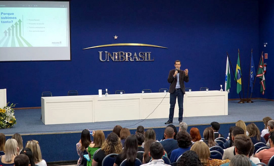 Acontece nesta terça (28) e quarta-feira (29) o 3º Seminário de Tutoria Pedagógica 2021, um evento de formação destinado a mais de 300 tutores, coordenadores pedagógicos e chefes de Núcleos Regionais de Educação do Paraná. -  Curitiba, 28/09/2021  -  Foto: SEED