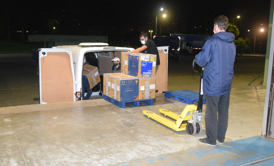 Paraná recebe novo lote de vacinas contra a Covid-19 e distribui 195,3 mil imunizantes Foto: Americo Antonio/SESA