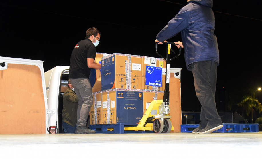 Paraná recebe novo lote de vacinas contra a Covid-19 e distribui 195,3 mil imunizantes Foto: Americo Antonio/SESA