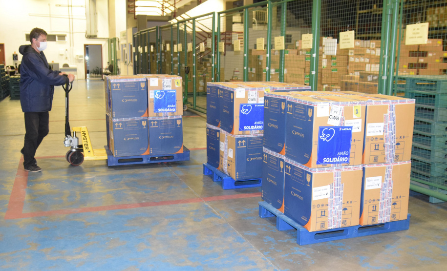 Paraná recebe novo lote de vacinas contra a Covid-19 e distribui 195,3 mil imunizantes Foto: Americo Antonio/SESA