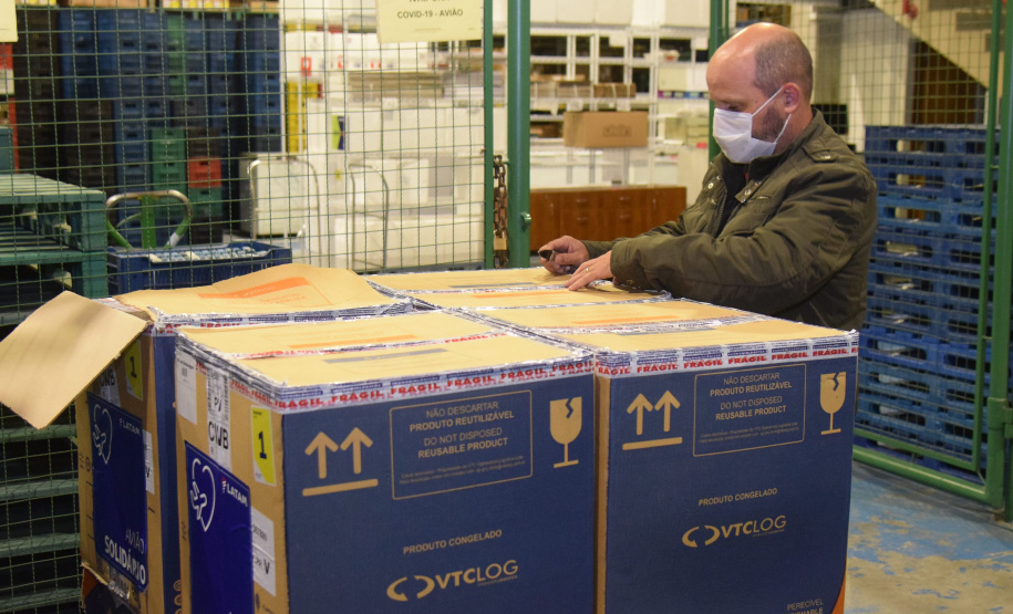 Paraná recebe novo lote de vacinas contra a Covid-19 e distribui 195,3 mil imunizantes Foto: Americo Antonio/SESA