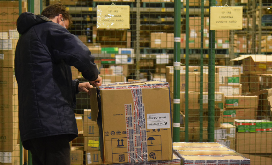 Paraná recebe novo lote de vacinas contra a Covid-19 e distribui 195,3 mil imunizantes Foto: Americo Antonio/SESA