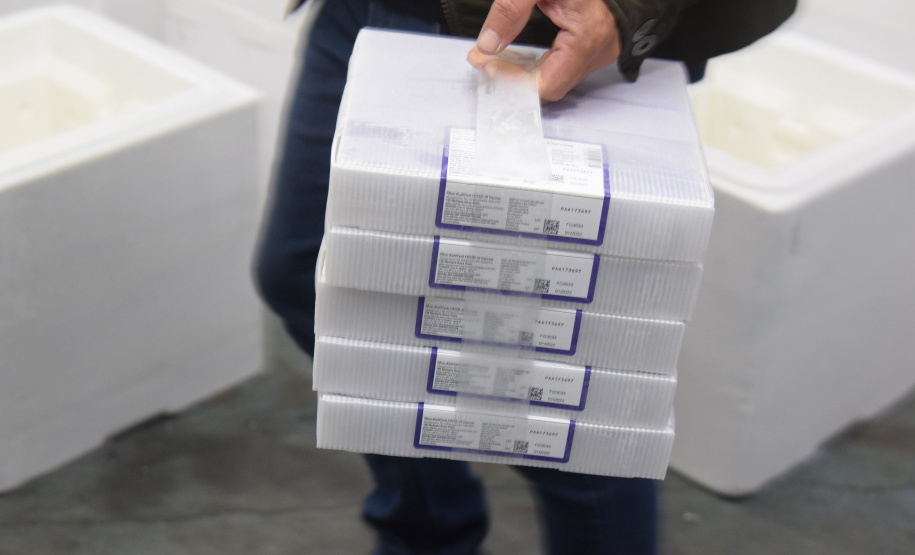 Paraná recebe novo lote de vacinas contra a Covid-19 e distribui 195,3 mil imunizantes Foto: Americo Antonio/SESA