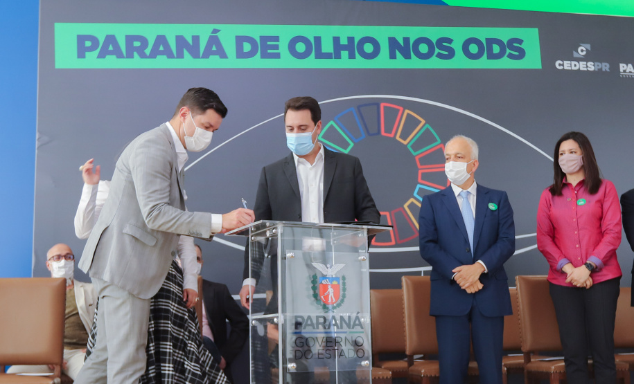 O governador Carlos Massa Ratinho Junior assina nesta terca-feira (28), acordo de cooperação para impulsionar Objetivos de Desenvolvimento Sustentável no Paraná. - 28/09/2021 - Foto: Geraldo Bubniak/AEN