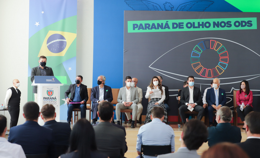 O governador Carlos Massa Ratinho Junior assina nesta terca-feira (28), acordo de cooperação para impulsionar Objetivos de Desenvolvimento Sustentável no Paraná. Na foto, prefeito de Jesuítas, Aparecido José Weiller Junior,  presidente da AMP (Associação dos Municípios do Paraná)  - 28/09/2021 - Foto: Geraldo Bubniak/AEN