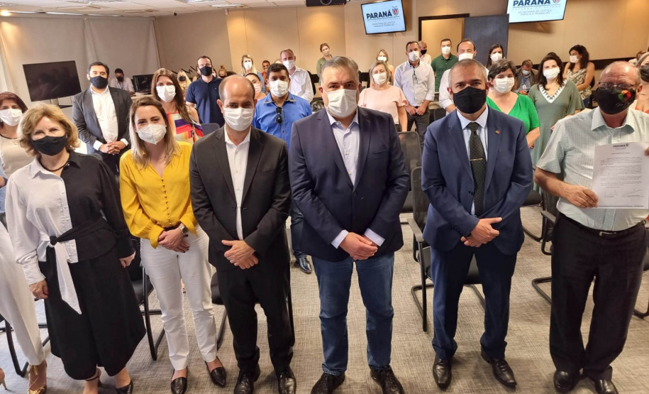 O secretário de Justiça, Família e Trabalho, Ney Leprevost, e representantes de 43 municípios do Estado assinaram nesta terça-feira (28), no Palácio das Araucárias, o termo de adesão ao cofinanciamento Estadual do Incentivo ao Atendimento Emergencial para Crianças e Adolescentes ameaçados de morte e suas famílias. -  Curitiba, 29/09/2021  -  Foto: SEJUF