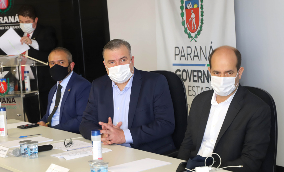 O secretário de Justiça, Família e Trabalho, Ney Leprevost, e representantes de 43 municípios do Estado assinaram nesta terça-feira (28), no Palácio das Araucárias, o termo de adesão ao cofinanciamento Estadual do Incentivo ao Atendimento Emergencial para Crianças e Adolescentes ameaçados de morte e suas famílias. -  Curitiba, 29/09/2021  -  Foto: SEJUF