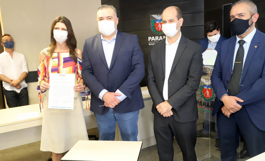 O secretário de Justiça, Família e Trabalho, Ney Leprevost, e representantes de 43 municípios do Estado assinaram nesta terça-feira (28), no Palácio das Araucárias, o termo de adesão ao cofinanciamento Estadual do Incentivo ao Atendimento Emergencial para Crianças e Adolescentes ameaçados de morte e suas famílias. -  Curitiba, 29/09/2021  -  Foto: SEJUF