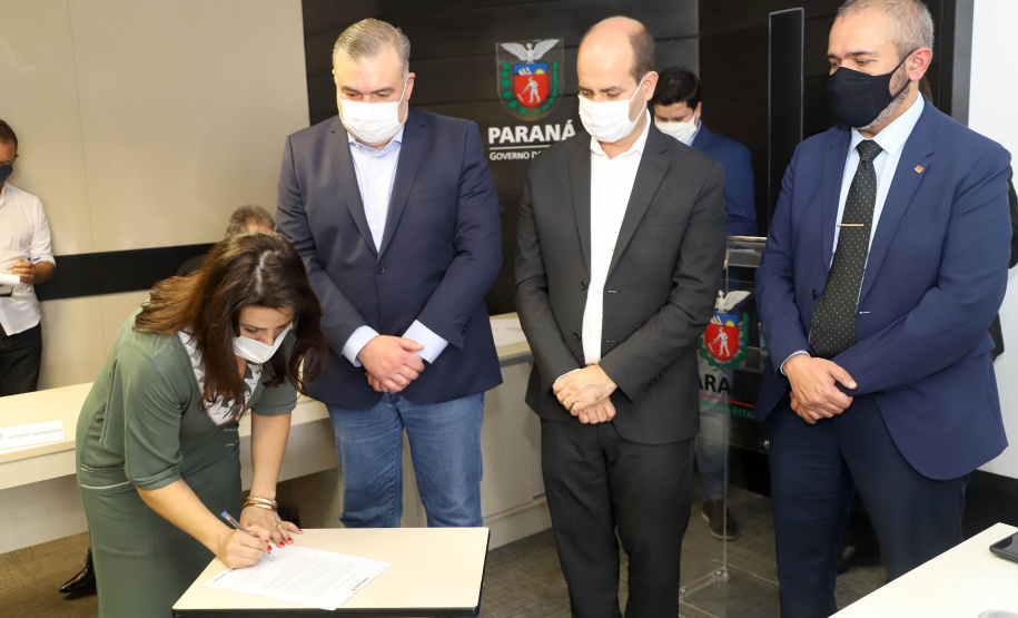 O secretário de Justiça, Família e Trabalho, Ney Leprevost, e representantes de 43 municípios do Estado assinaram nesta terça-feira (28), no Palácio das Araucárias, o termo de adesão ao cofinanciamento Estadual do Incentivo ao Atendimento Emergencial para Crianças e Adolescentes ameaçados de morte e suas famílias. -  Curitiba, 29/09/2021  -  Foto: SEJUF