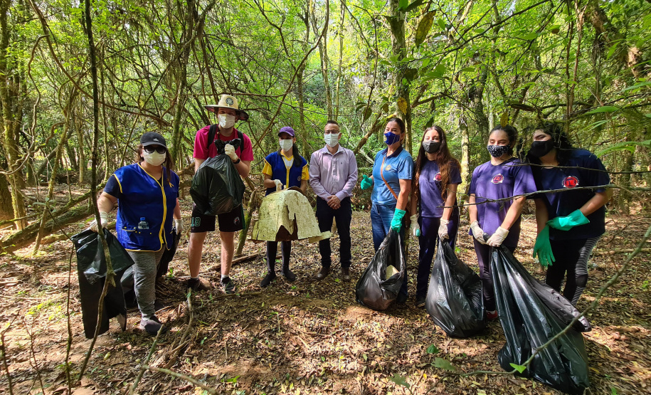 Sanepar, Secretaria Municipal de Meio Ambiente, Rotary Club Campos Gerais e alunos do Instituto de Educação Estadual Professor César Prieto Martinez formaram um mutirão, na terça-feira (28), para a limpeza do Arroio da Ronda, em Ponta Grossa. -  Ponta Grossa, 29/09/2021  -  Foto: Sanepar