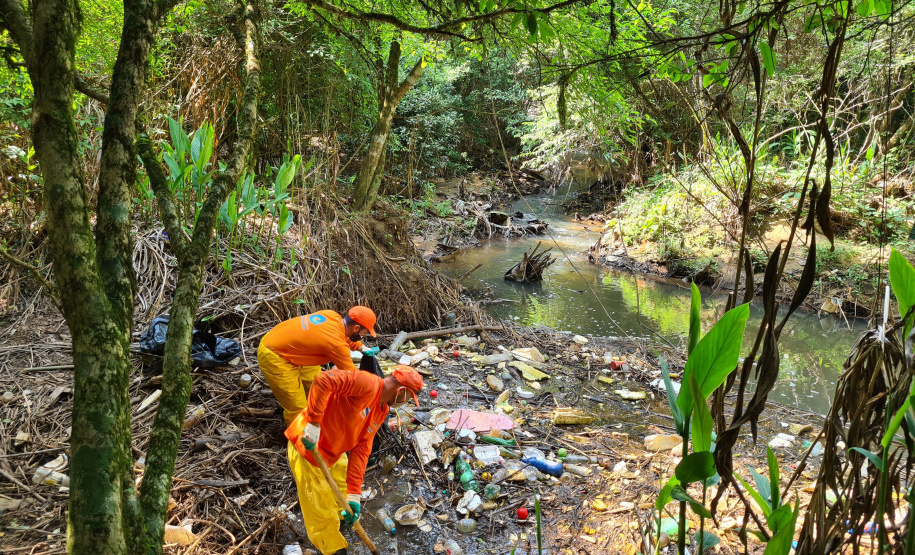 Sanepar, Secretaria Municipal de Meio Ambiente, Rotary Club Campos Gerais e alunos do Instituto de Educação Estadual Professor César Prieto Martinez formaram um mutirão, na terça-feira (28), para a limpeza do Arroio da Ronda, em Ponta Grossa. -  Ponta Grossa, 29/09/2021  -  Foto: Sanepar