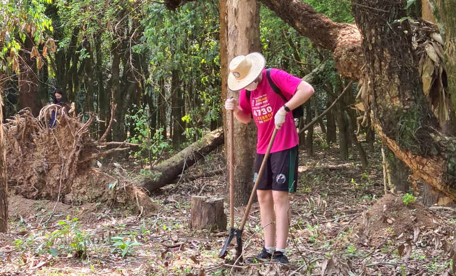 Sanepar, Secretaria Municipal de Meio Ambiente, Rotary Club Campos Gerais e alunos do Instituto de Educação Estadual Professor César Prieto Martinez formaram um mutirão, na terça-feira (28), para a limpeza do Arroio da Ronda, em Ponta Grossa. -  Ponta Grossa, 29/09/2021  -  Foto: Sanepar