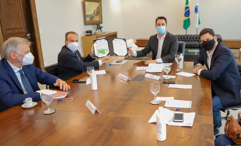 Governador Carlos Massa Ratinho Junior em reuniao com o presidente da cooperativa LAR.Foto: Ari Dias/ AEN.