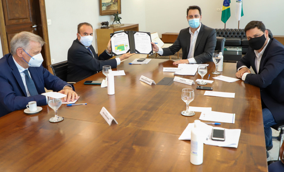 Governador Carlos Massa Ratinho Junior em reuniao com o presidente da cooperativa LAR.Foto: Ari Dias/ AEN.