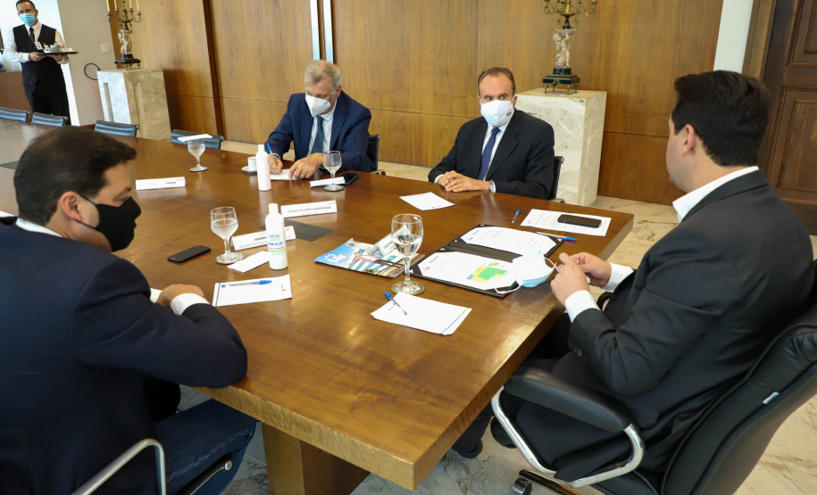 Governador Carlos Massa Ratinho Junior em reuniao com o presidente da cooperativa LAR.Foto: Ari Dias/ AEN.