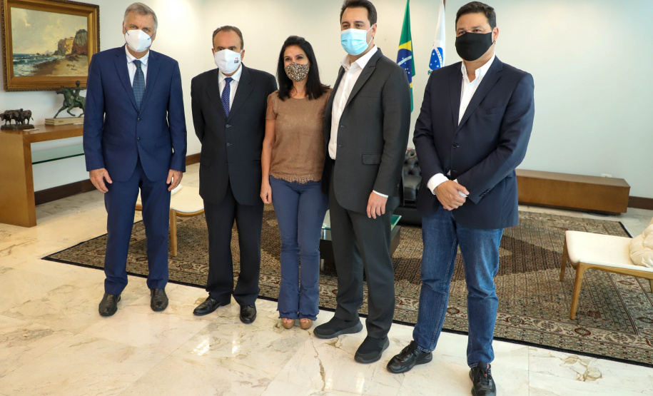 Governador Carlos Massa Ratinho Junior em reuniao com o presidente da cooperativa LAR.Foto: Ari Dias/ AEN.