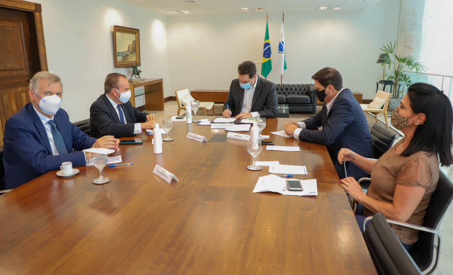 Governador Carlos Massa Ratinho Junior em reuniao com o presidente da cooperativa LAR.Foto: Ari Dias/ AEN.
