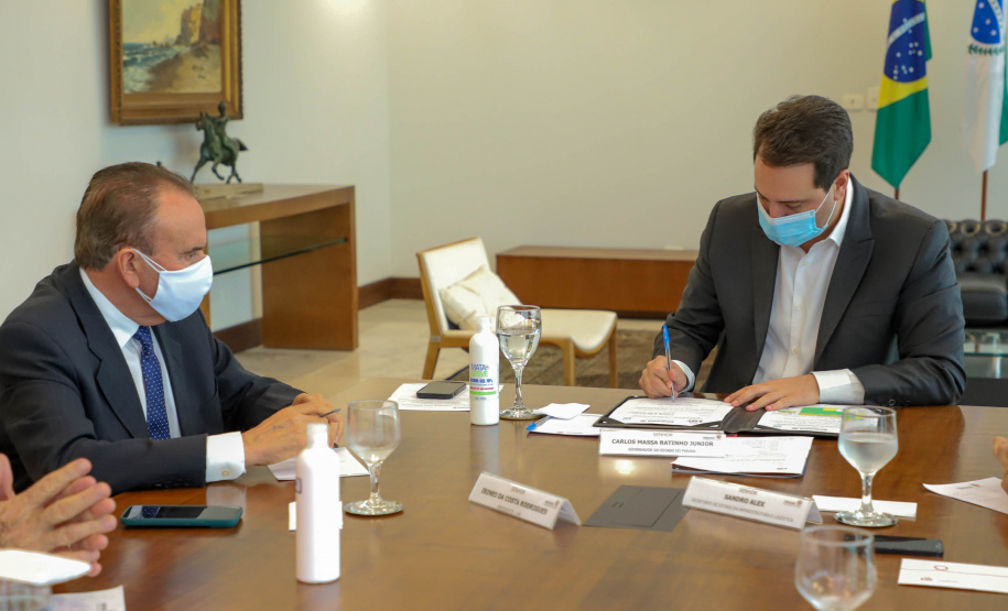 Governador Carlos Massa Ratinho Junior em reuniao com o presidente da cooperativa LAR.Foto: Ari Dias/ AEN.