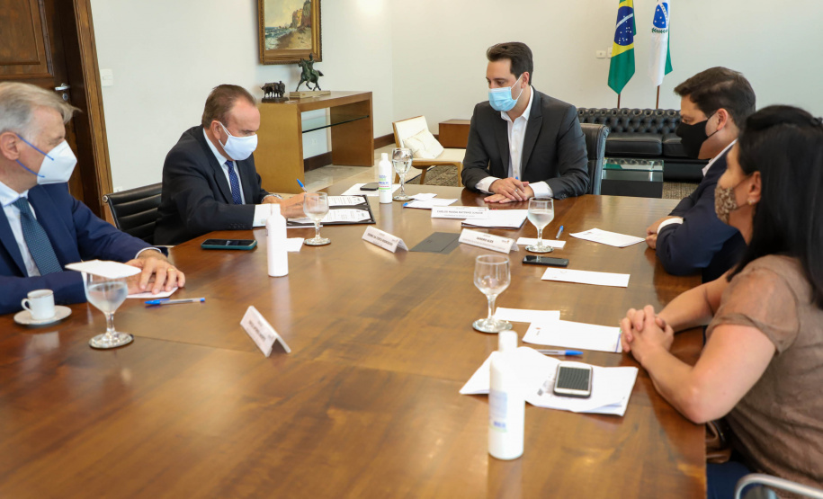 Governador Carlos Massa Ratinho Junior em reuniao com o presidente da cooperativa LAR.Foto: Ari Dias/ AEN.