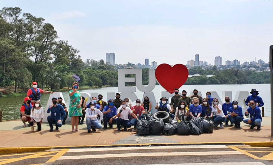 Um mutirão de limpeza tomou conta do Lago Jaboti, principal cartão postal de Apucarana na manhã desta quarta-feira (29). A ação foi promovida pela Companhia de Saneamento do Paraná (Sanepar) e pela Prefeitura de Apucarana, por meio da Secretaria Municipal de Meio Ambiente (Sema), marcando a Semana do Voluntariado do Paraná.  -  Apucarana, 29/09/2021  -  Foto: Sanepar