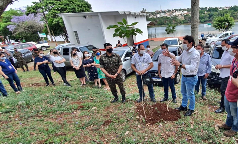 Um mutirão de limpeza tomou conta do Lago Jaboti, principal cartão postal de Apucarana na manhã desta quarta-feira (29). A ação foi promovida pela Companhia de Saneamento do Paraná (Sanepar) e pela Prefeitura de Apucarana, por meio da Secretaria Municipal de Meio Ambiente (Sema), marcando a Semana do Voluntariado do Paraná.  -  Apucarana, 29/09/2021  -  Foto: Sanepar