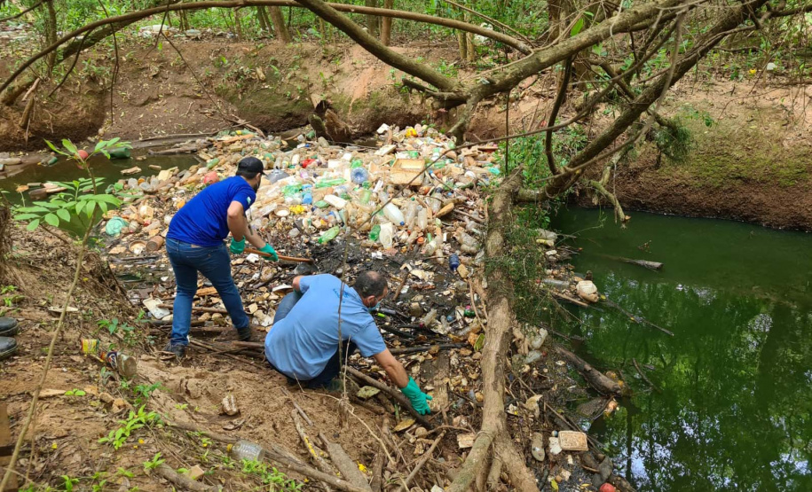 Mutirão retira quatro toneladas de lixo do Arroio da Ronda. Foto: Sanepar