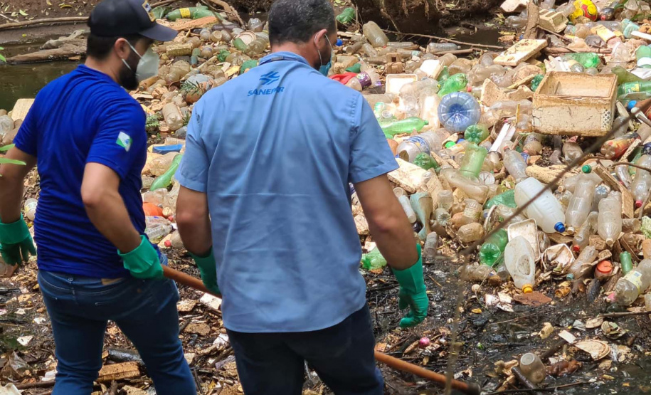 Mutirão retira quatro toneladas de lixo do Arroio da Ronda. Foto: Sanepar