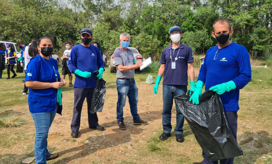 Mutirão retira quatro toneladas de lixo do Arroio da Ronda. Foto: Sanepar