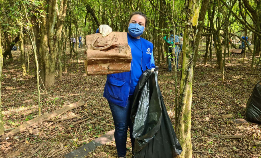 Mutirão retira quatro toneladas de lixo do Arroio da Ronda. Foto: Sanepar
