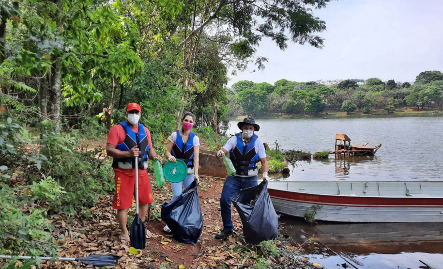 Um mutirão de limpeza tomou conta do Lago Jaboti, principal cartão postal de Apucarana na manhã desta quarta-feira (29). A ação foi promovida pela Companhia de Saneamento do Paraná (Sanepar) e pela Prefeitura de Apucarana, por meio da Secretaria Municipal de Meio Ambiente (Sema), marcando a Semana do Voluntariado do Paraná.  -  Apucarana, 29/09/2021  -  Foto: Sanepar