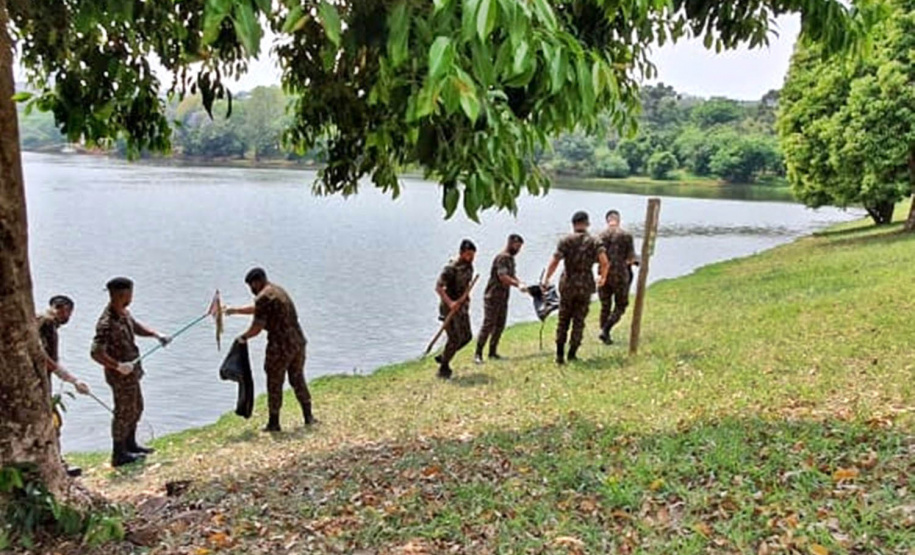 Um mutirão de limpeza tomou conta do Lago Jaboti, principal cartão postal de Apucarana na manhã desta quarta-feira (29). A ação foi promovida pela Companhia de Saneamento do Paraná (Sanepar) e pela Prefeitura de Apucarana, por meio da Secretaria Municipal de Meio Ambiente (Sema), marcando a Semana do Voluntariado do Paraná.  -  Apucarana, 29/09/2021  -  Foto: Sanepar