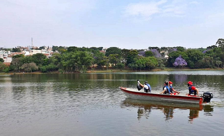 Um mutirão de limpeza tomou conta do Lago Jaboti, principal cartão postal de Apucarana na manhã desta quarta-feira (29). A ação foi promovida pela Companhia de Saneamento do Paraná (Sanepar) e pela Prefeitura de Apucarana, por meio da Secretaria Municipal de Meio Ambiente (Sema), marcando a Semana do Voluntariado do Paraná.  -  Apucarana, 29/09/2021  -  Foto: Sanepar
